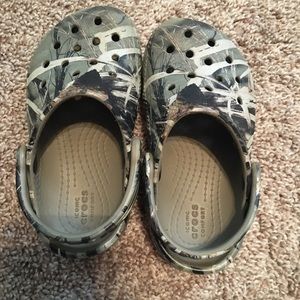 EXCELLENT CONDITION crocs little kid size 7!